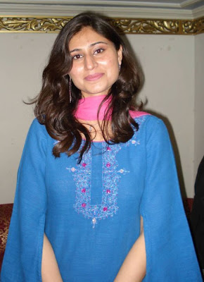 Cute Mallu Aunty on Kurtha Suruwal - Mallu Aunty Cleavage|Mallu Aunty