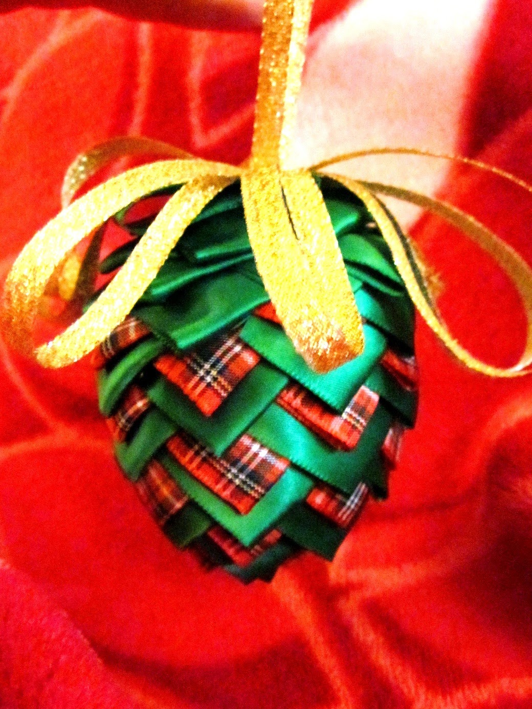 MOMumental Christmas 2011 Ribbon Pinecone Ornament Tutorial