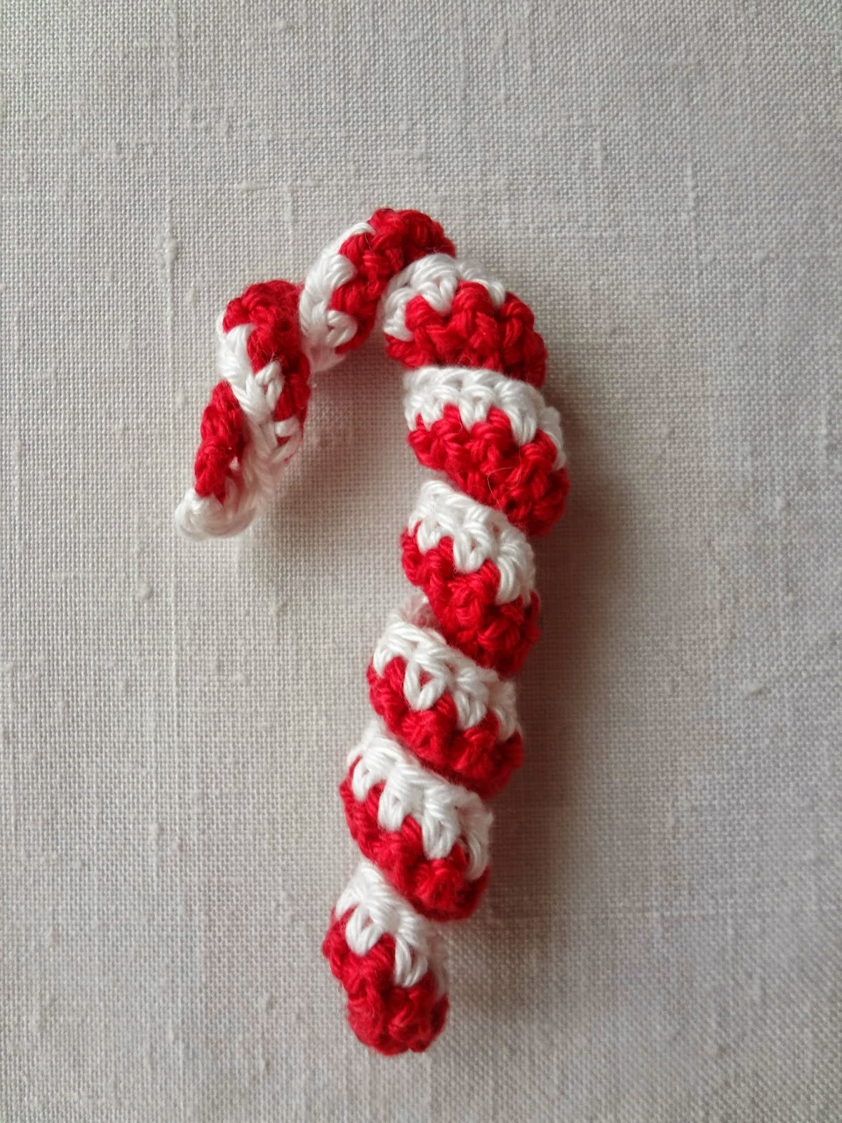 http://thelittletreasures.blogspot.com/2014/12/crochet-peppermint-sticks.html