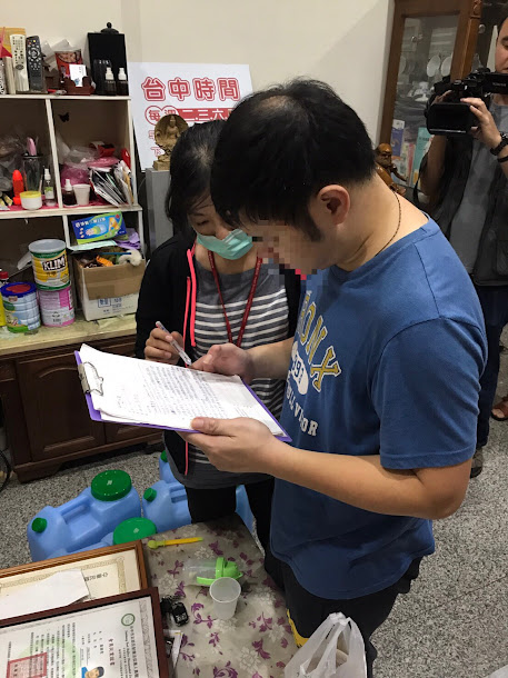 台中市北區一家腳底按摩業者宣稱診斷出該民眾攝護腺肥大等疾病。衛生局表示,業者涉及密醫行為。 台中市北區一家腳底按摩業者宣稱診斷出該民眾攝護腺肥大等疾病。衛生局表示,業者涉及密醫行為。