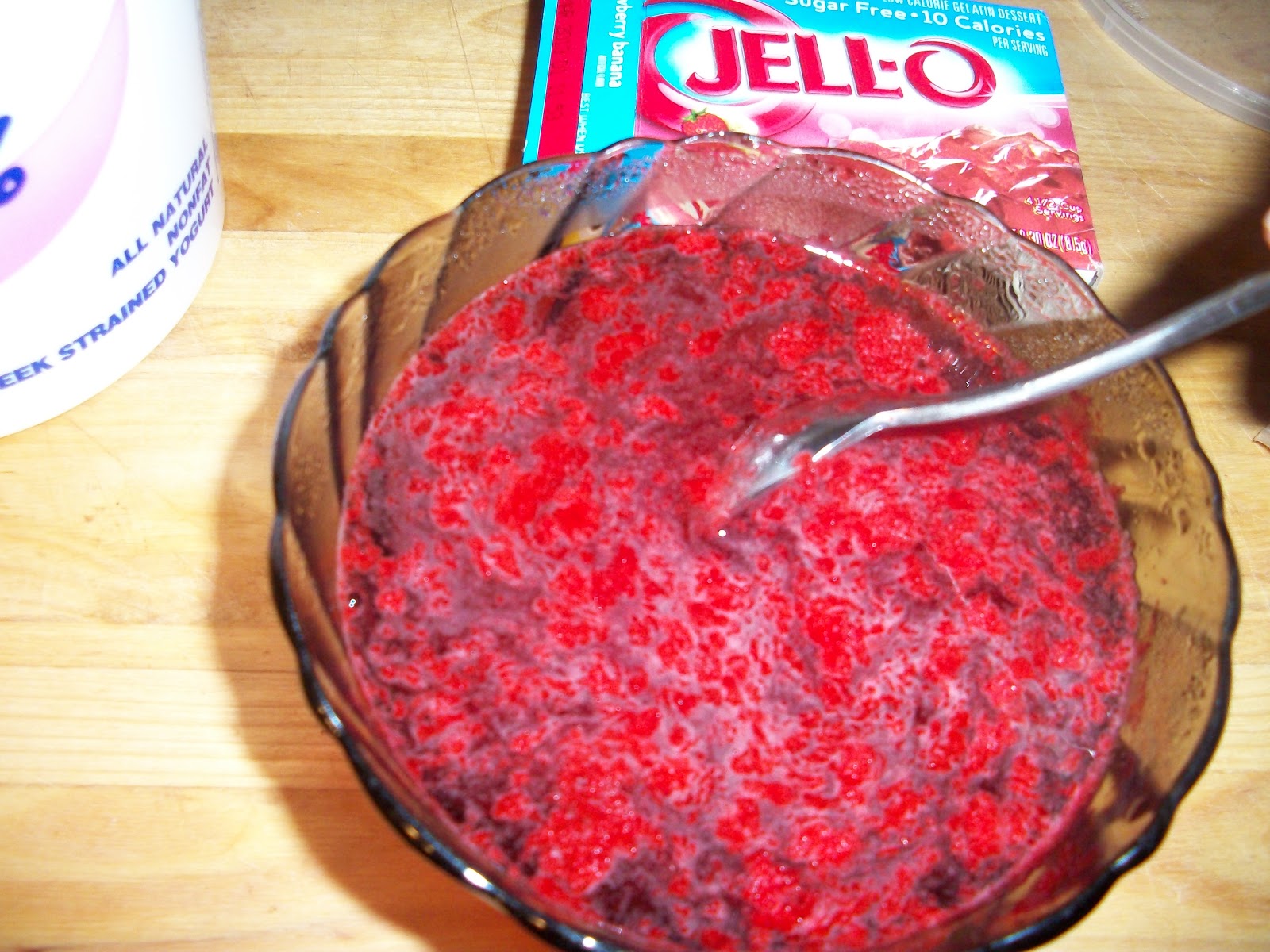 Cooking with love ! : Gelatina cu iaurt grecesc , arome de capsuni si ...