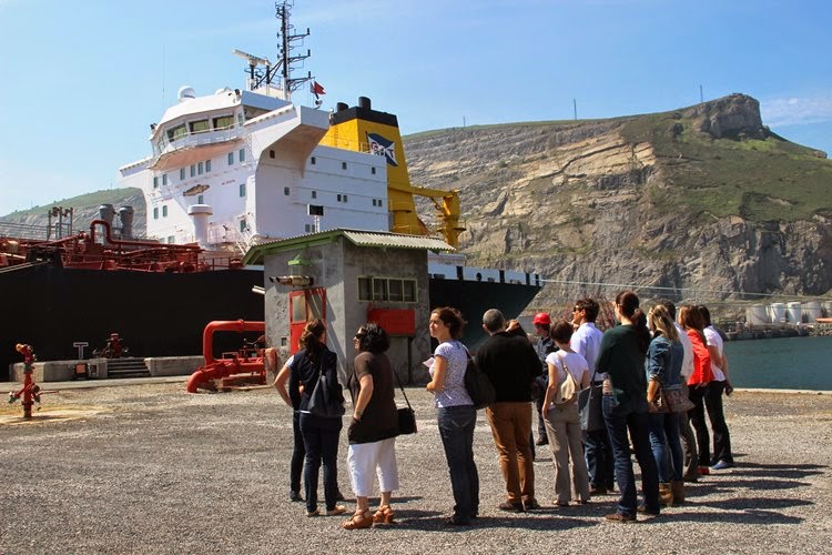Personal de las empresas de la comunidad portuaria visita la Terminal Marítima de Petronor