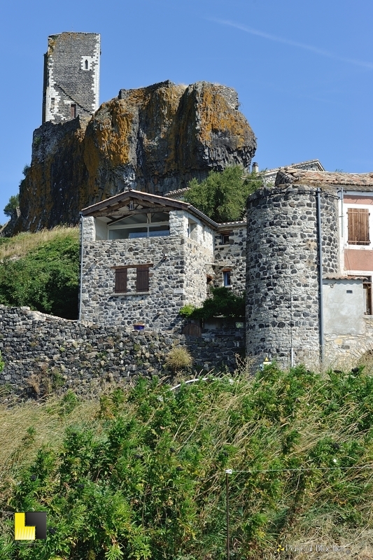 la tour de mirabel sur son nec de basalte au dessus du village photo blachier pascal