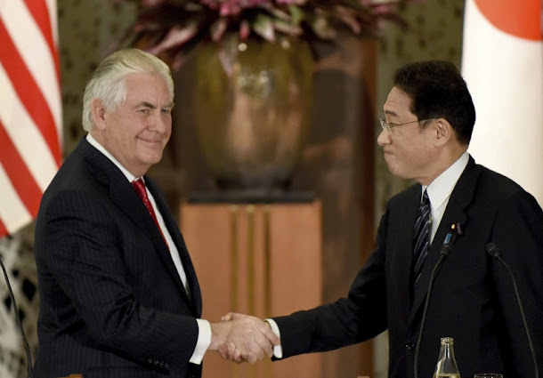 美國新任國務卿狄勒森(左)16日在東京與日本外相岸田文雄舉行會談。 美國新任國務卿狄勒森(左)16日在東京與日本外相岸田文雄舉行會談。