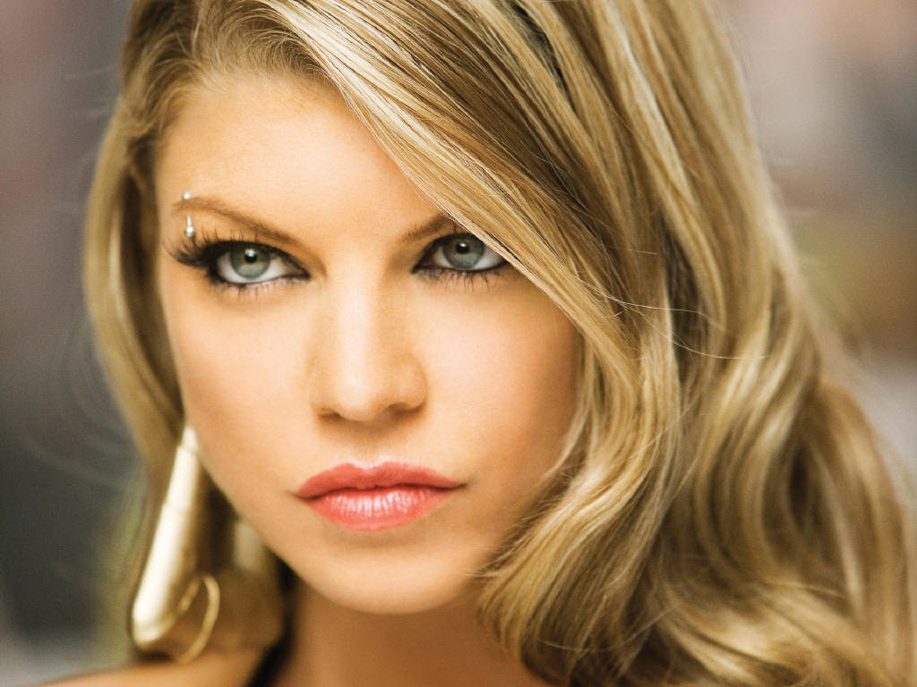 http://3.bp.blogspot.com/-Tvuck_SaKSA/TVvrjKZNJqI/AAAAAAAAAE8/HUfs7ndMVwQ/s1600/fergie_41-1024.jpg