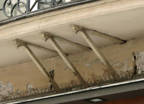Consoles métalliques du 54 rue Saint-Honoré et 1 rue des Prouvaires à Paris