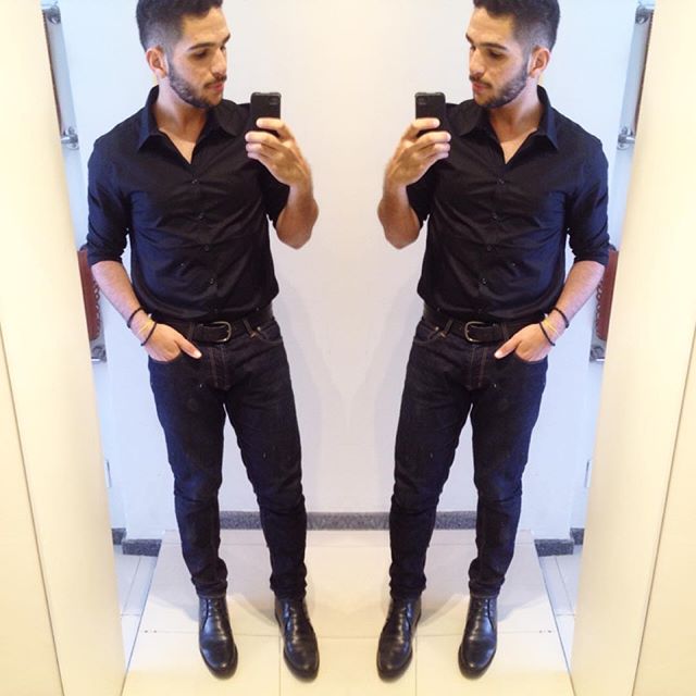 calça jeans preta e camisa social