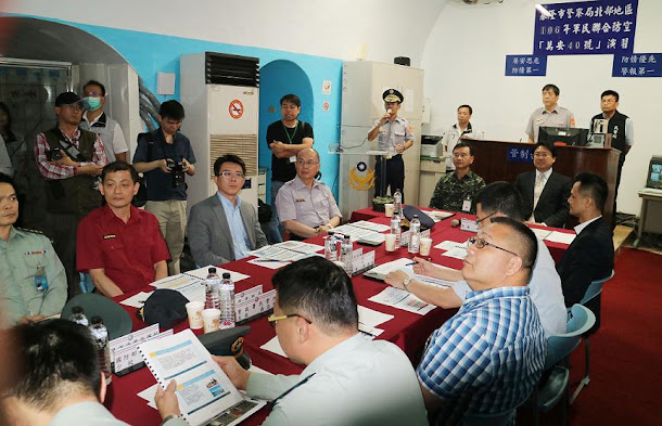 北部「萬安40號」軍民聯合防空演習前,基隆市長林右昌視導防情傳遞與警報發放。 北部「萬安40號」軍民聯合防空演習前,基隆市長林右昌視導防情傳遞與警報發放。