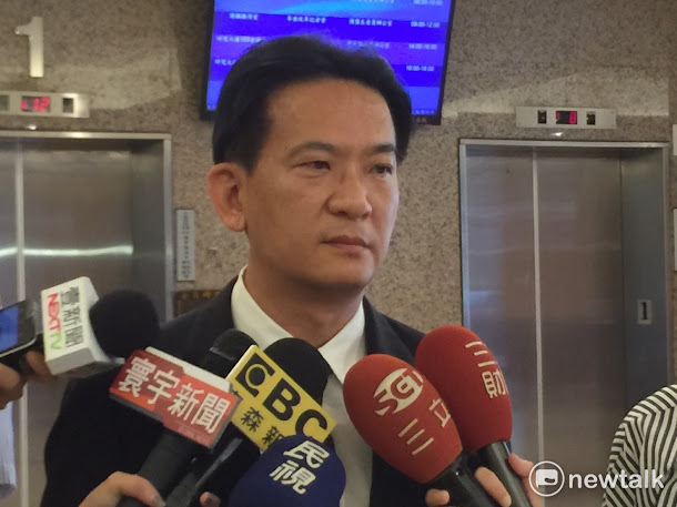 退輔會主委李翔宙昨赴立院備詢時,遭藍委質疑「求官」,民進黨立委林俊憲今(13)天直言,行政官員若在工作上沒有受到黨派影響,他覺得「用人唯才,不須考慮黨派」。 退輔會主委李翔宙昨赴立院備詢時,遭藍委質疑「求官」,民進黨立委林俊憲今(13)天直言,行政官員若在工作上沒有受到黨派影響,他覺得「用人唯才,不須考慮黨派」。