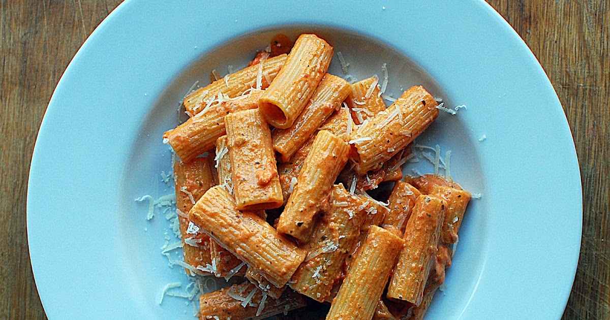 eintopf makaron ze śmietaną, pomidorami i pesto (rigatoni panna, pesto