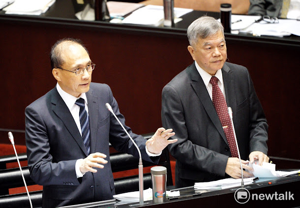 行政院長林全(左)21日出席立法院備詢。 行政院長林全(左)21日出席立法院備詢。