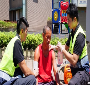 因應高溫警戒,新北市消防局進行救護情境演練。 因應高溫警戒,新北市消防局進行救護情境演練。