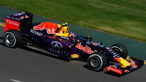 Red Bull : Horner wants to curb Mercedes