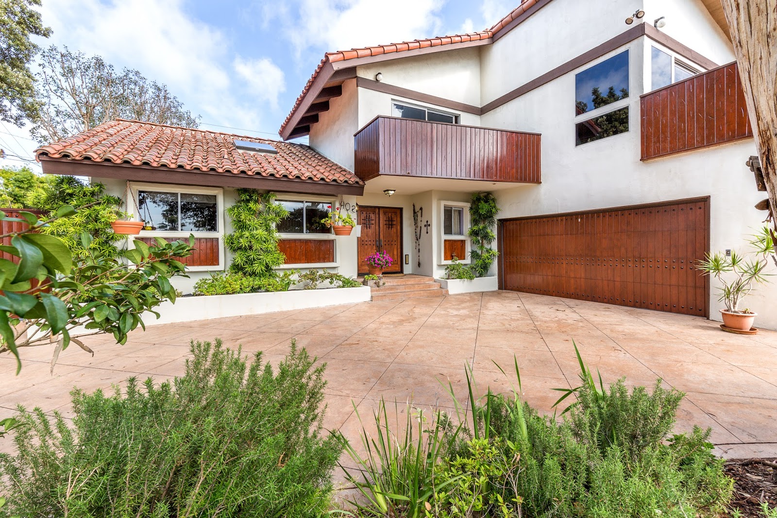 South Bay Lifestyle New listing in the lower Hollywood Riviera!