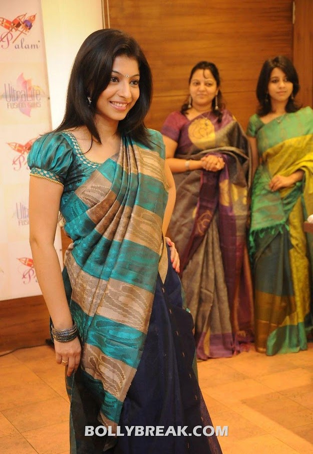 Anuja iyer looks superhot in this traditional silk saree - Anuja Iyer @ Sri Palam Silks