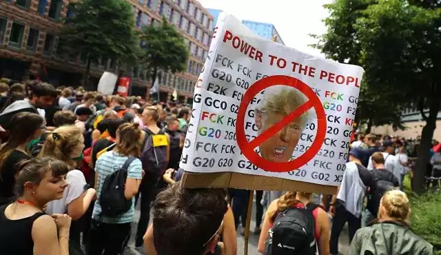Η φωτογραφία που «ξεμπροστιάζει» το παγκόσμιο κίνημα των χρήσιμων ηλίθιων διαδηλωτών! Η φωτογραφία που «ξεμπροστιάζει» το παγκόσμιο κίνημα των χρήσιμων ηλίθιων διαδηλωτών!