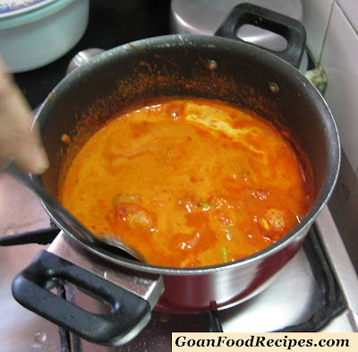 cover eggs with curry