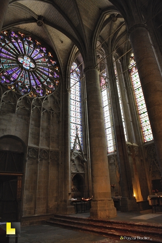 Rosace de l'église de saint Nazaire à Carcassonne photo pascal blachier