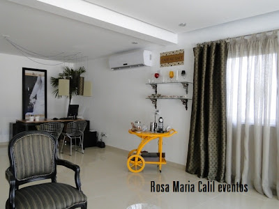 carrinho bar, taças coloridas, poltronas, prateleiras, decoração