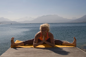 Just love this pose & a fab spot on Annecy Lake