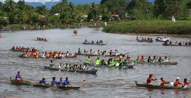 LOMBA SAMPAN  ( PERAHU  AROUK )