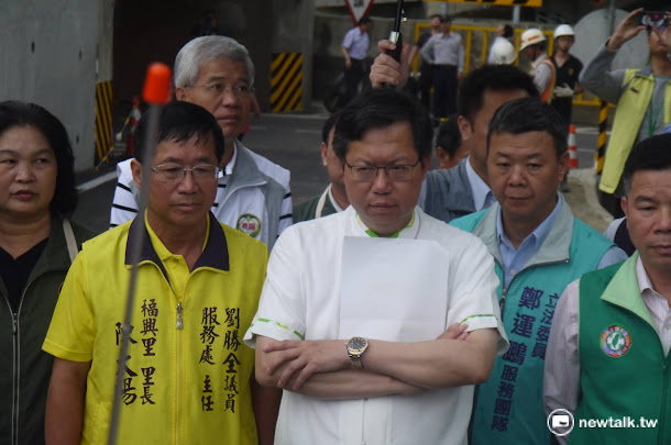桃園市長鄭文燦與當地議員、里長社區居民一同啟用涵洞拓寬道路。 桃園市長鄭文燦與當地議員、里長社區居民一同啟用涵洞拓寬道路。