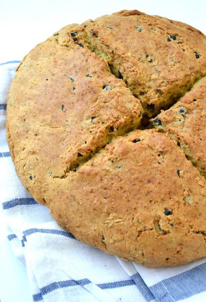 pane con pesto e olive nere denocciolate