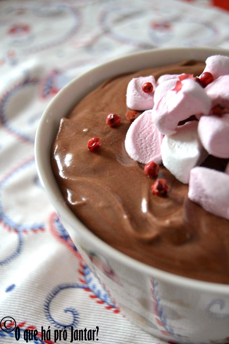 O que há pró jantar? Mousse de chocolate com marshmallows e pimenta rosa