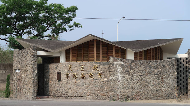 玉環天主堂牆面上繪製彩繪壁畫,使原本荒廢的老教堂再次重生。 玉環天主堂牆面上繪製彩繪壁畫,使原本荒廢的老教堂再次重生。