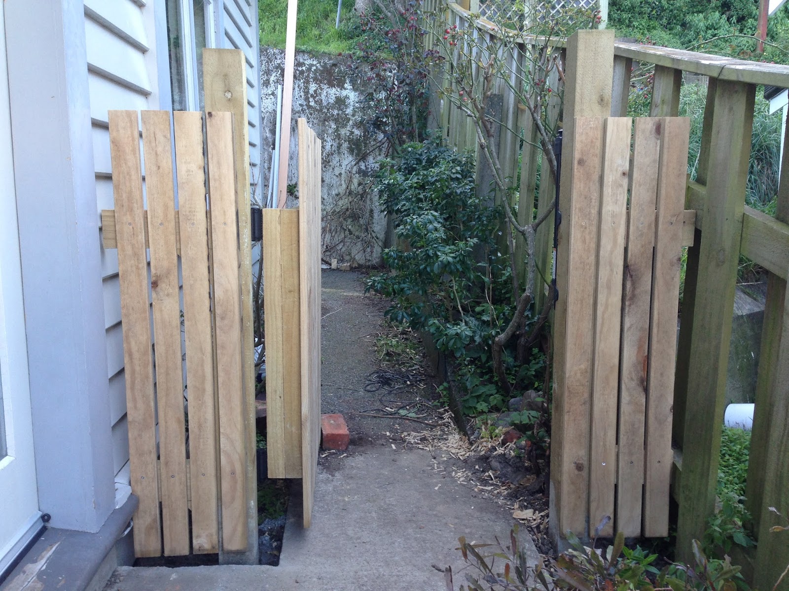 Mrs Cake: DIY - a finished side gate
