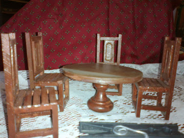 mesa redonda con 4 sillas