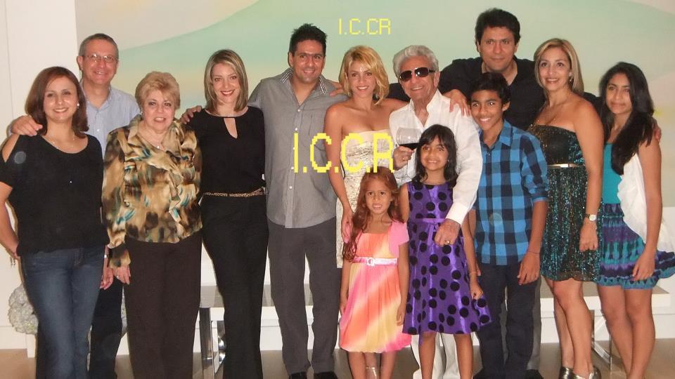 Shakira Y Mas: Nueva foto de Shakira con su familia en Miami festejando