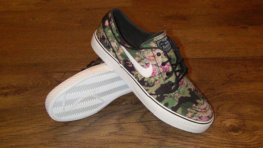 zapatillas nike con caña negras