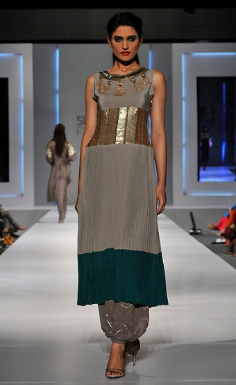 http://3.bp.blogspot.com/-UKL3I4f3syA/TZfnmileTfI/AAAAAAAAB9o/s4EEEfrR-dA/s1600/Pakistan+Fashion+Week+2011+%25289%2529.jpg