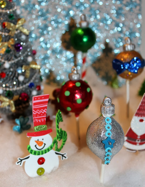 I think that these Christmas Ornaments Cake Pops look so cute and are a great treat for the holidays!
