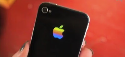 iPhone 4 con el logo de Apple iluminado