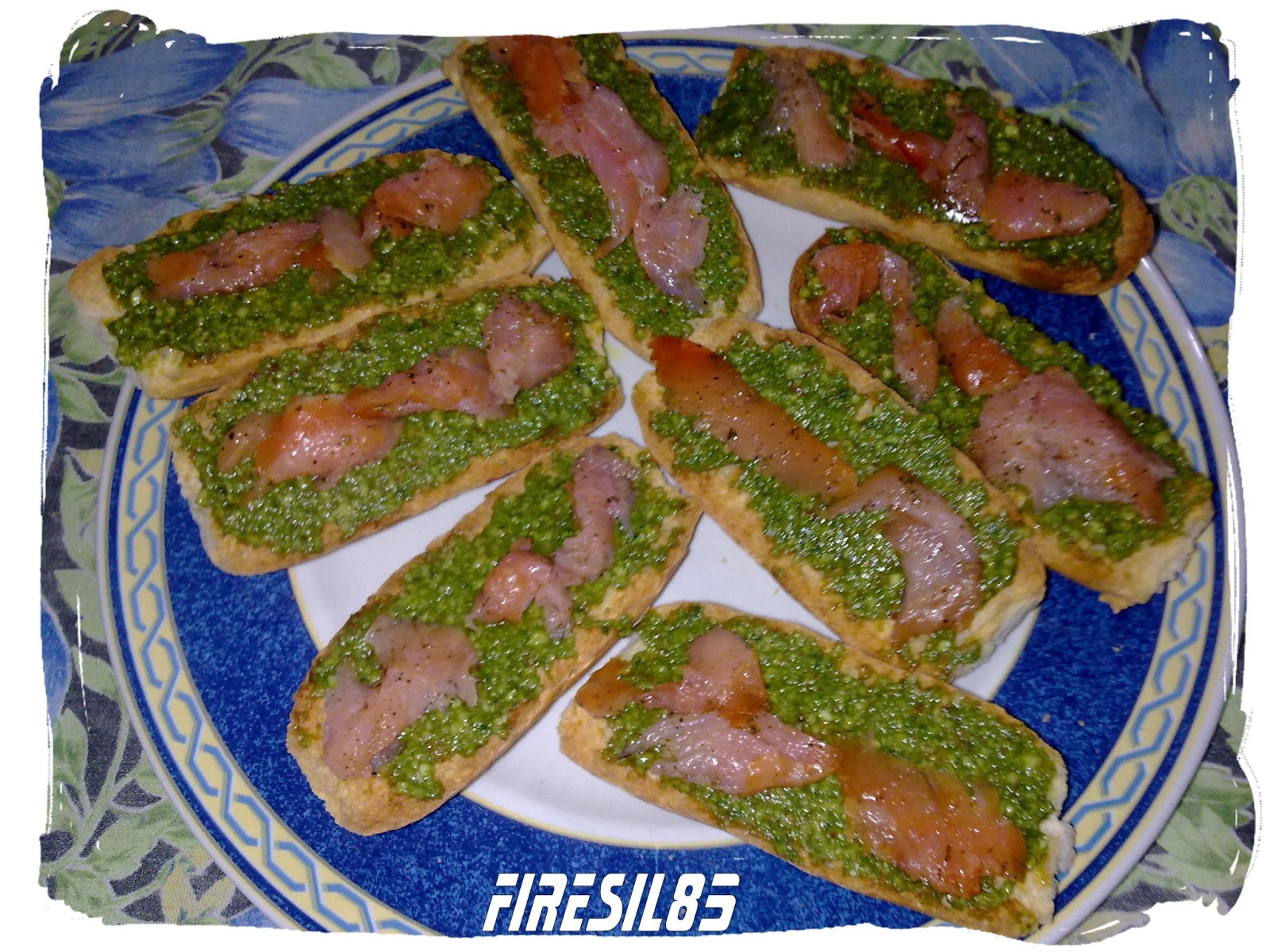 Golosona Crostini con pesto di rucola e salmone