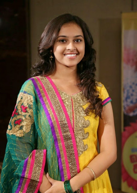 Sri Divya Spicy Indian Film and Television Actress very Cute and beautiful Foto Wallpapers Free Download