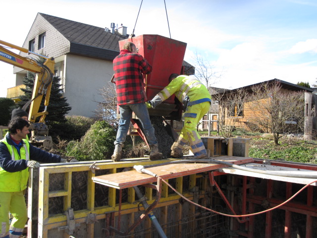 Holzhaus - wir bauen ein Haus aus Holz: Wand betonieren