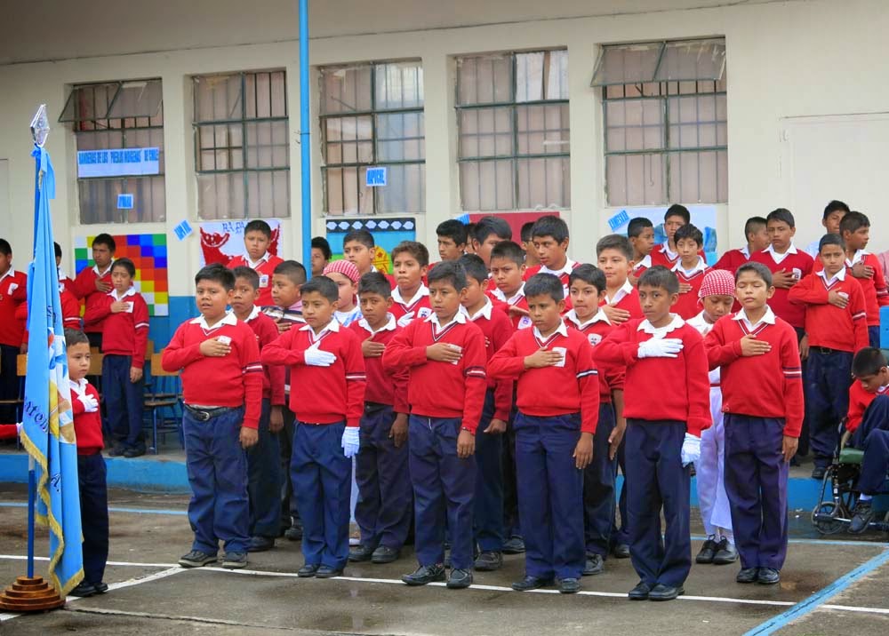 Niños entonando los Himnos nacionales de Guatemala y Chile