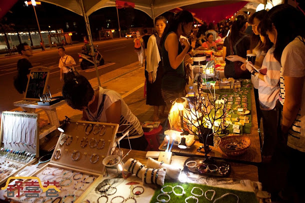淡水漁人舞台萬眾矚目的第五週主題日「重金屬之夜」在日落下準時開唱。 淡水漁人舞台萬眾矚目的第五週主題日「重金屬之夜」在日落下準時開唱。