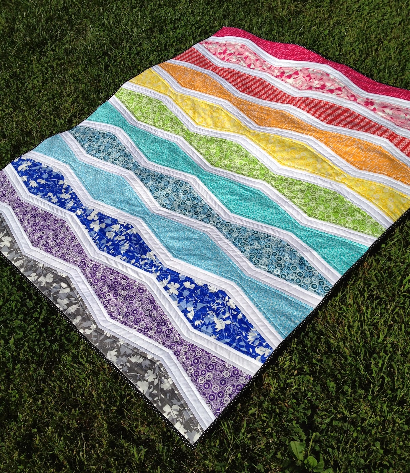 A Blue Sky Kind of Life Rainbow Wave quilt A finish!