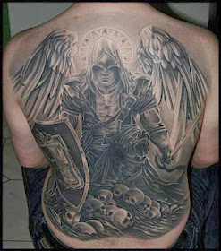 fotos de tatuagens de anjos guerreiros nas costas masculinas