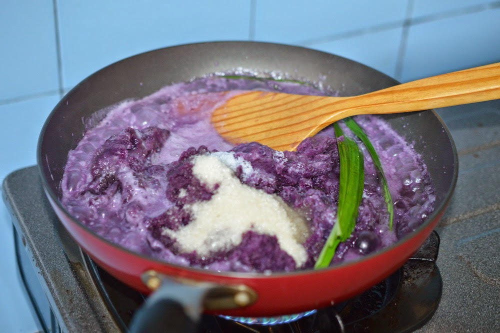 Diah Didi S Kitchen Membuat Bakpia Ubi Ungu Lebih Mudah Dan Praktis Dengan Lock Lock E Cook Deco Fry Pan Ubi Makanan Dan Minuman Ungu