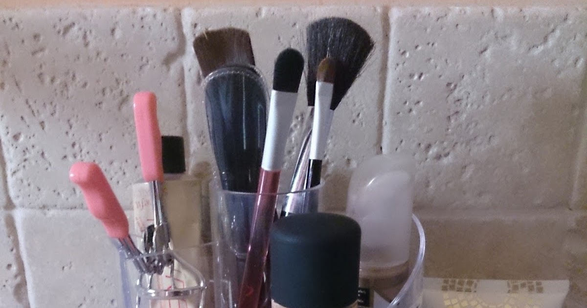 Robin Sparkles Blog Makeup and brush storage clear acrylic drawers