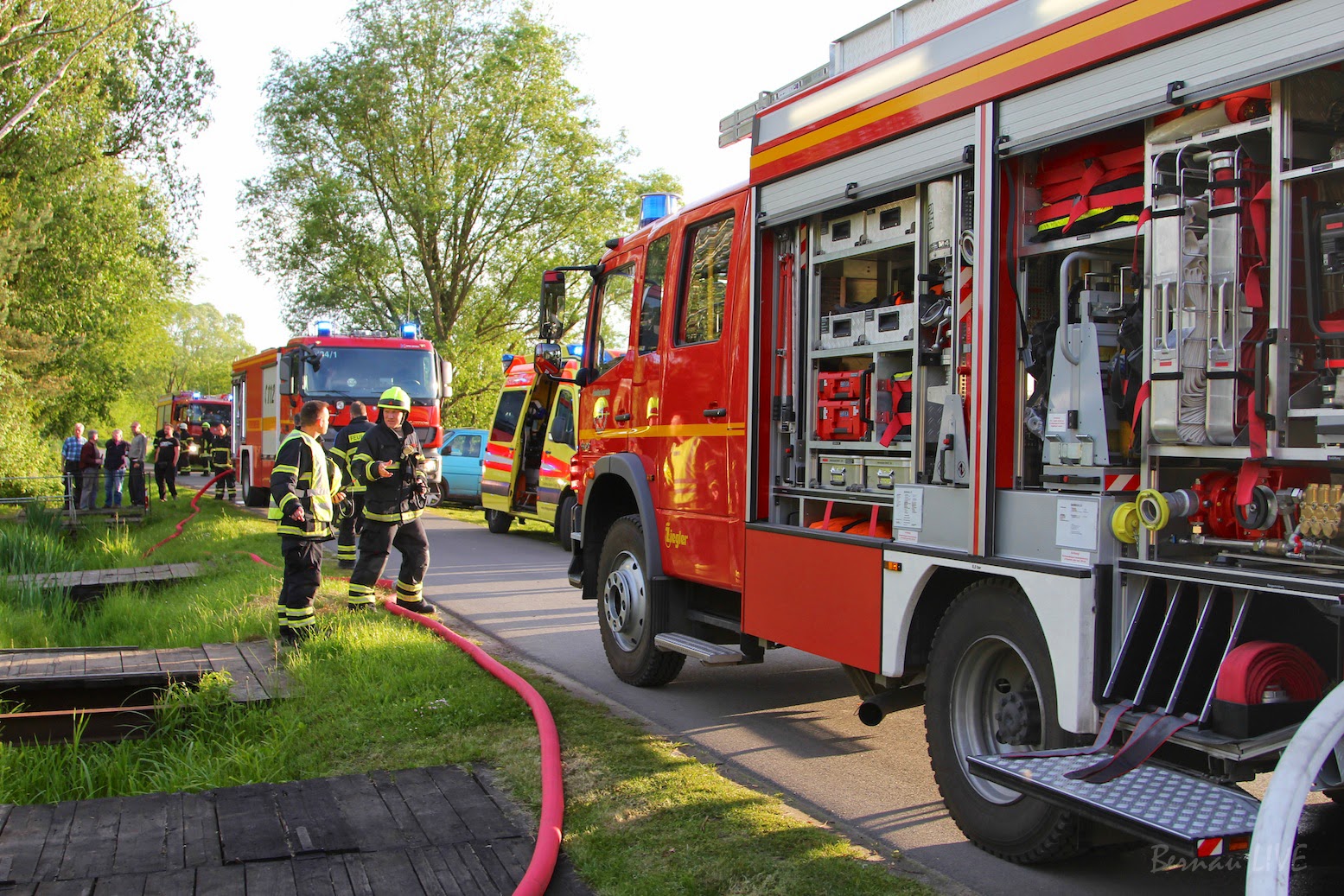 Bernau: Grosseinsatz der Feuerwehr - Bungalow Brand... 12 Bernau LIVE - Dein Stadtmagazin für Bernau bei Berlin