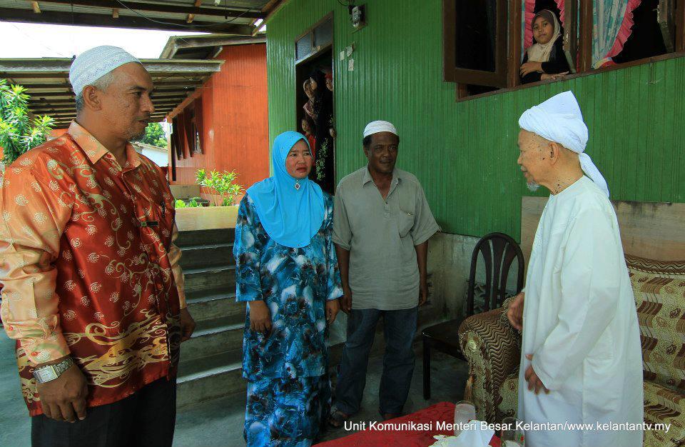menziarahi rumah allahyarham kpl ahmah hurairah mb kelantan dihina dan