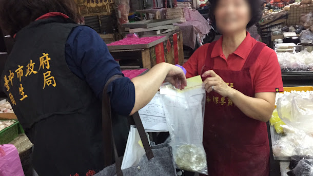 太平區世界甜水果行「香蕉」驗出農藥殘留-芬佈賜0.25ppm,不符合規定。衛生局已勒令下架並追查其他源頭廠商商品流向。 太平區世界甜水果行「香蕉」驗出農藥殘留-芬佈賜0.25ppm,不符合規定。衛生局已勒令下架並追查其他源頭廠商商品流向。