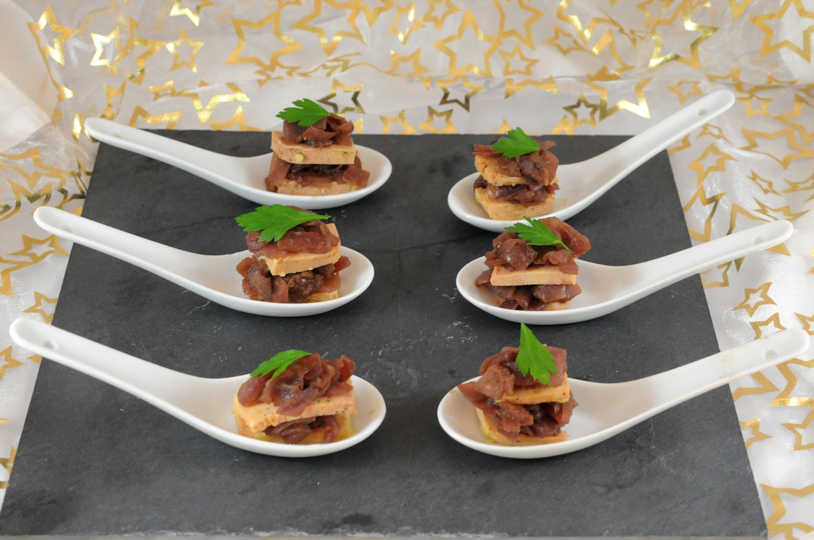 13 desserts, chacun Bouchées de foie gras au confit d'oignons