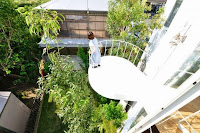 Tokyo Curved Wall House Design With A Bright White Facade And Lots of Glazing Tokyo Curved Wall House Design With A Bright White Facade And Lots of Glazing
